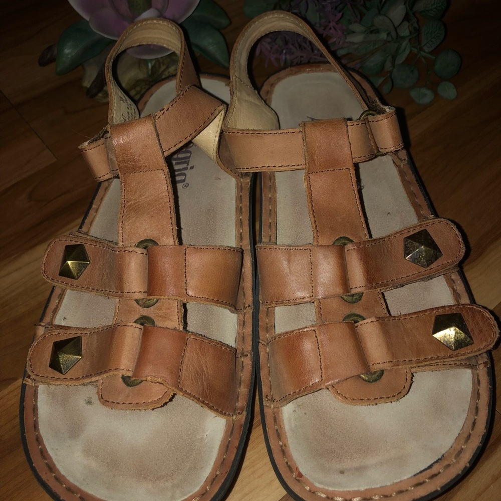 Alegria by PG Lite NWOT Nice leather open toe sandal in a camel brown color